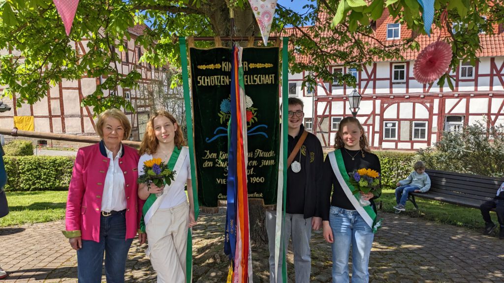 Aufnahme Kinderschützenkönig mit Ehrengarde vor Kastanienbaum.