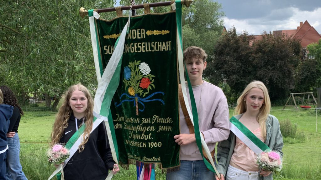 Kinderschützenkönig 2024: Karl Schunk (2. v. r.) | Ehrengarde: Lena Schacht (1. v. l.) und Maja Schunk (1. v.r.)